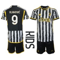 Billiga Juventus Dusan Vlahovic #9 Barnkläder Hemma fotbollskläder till baby 2023-24 Kortärmad (+ Korta byxor)